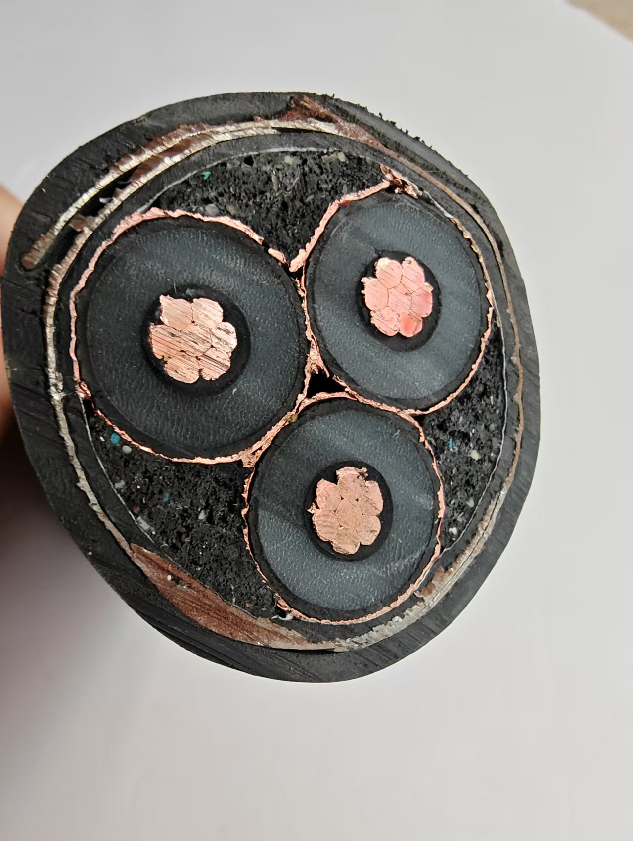 一般小區(qū)里的高壓電纜是多少伏的？