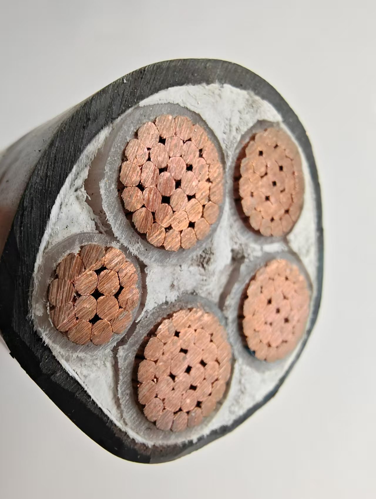地鐵建設(shè)中，銅電纜和鋁芯電纜哪個(gè)更適合？
